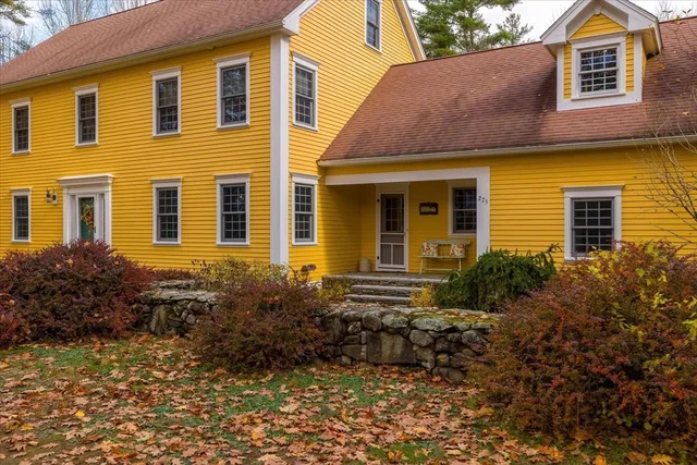 a view of a house with a yard