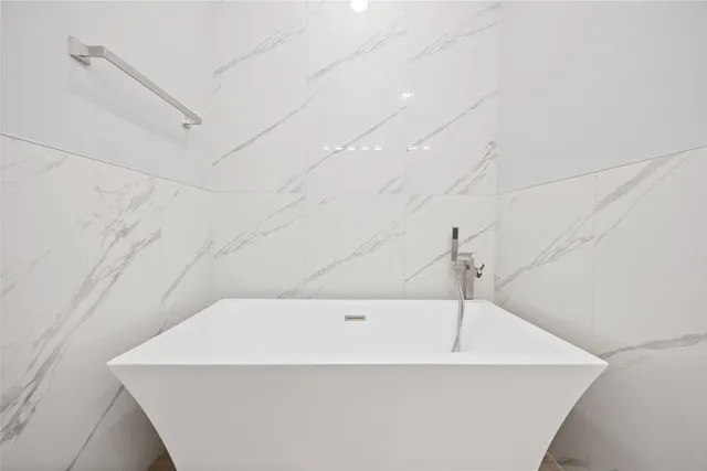 $384,999 | 4923 Golden Forest Drive, Houston, TX 77091