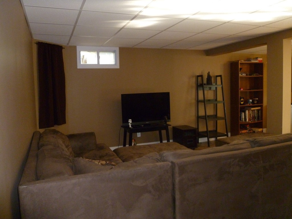 61 O'Neil Road Warren, MA 01092 - Photo 20 of 21 a living room with furniture