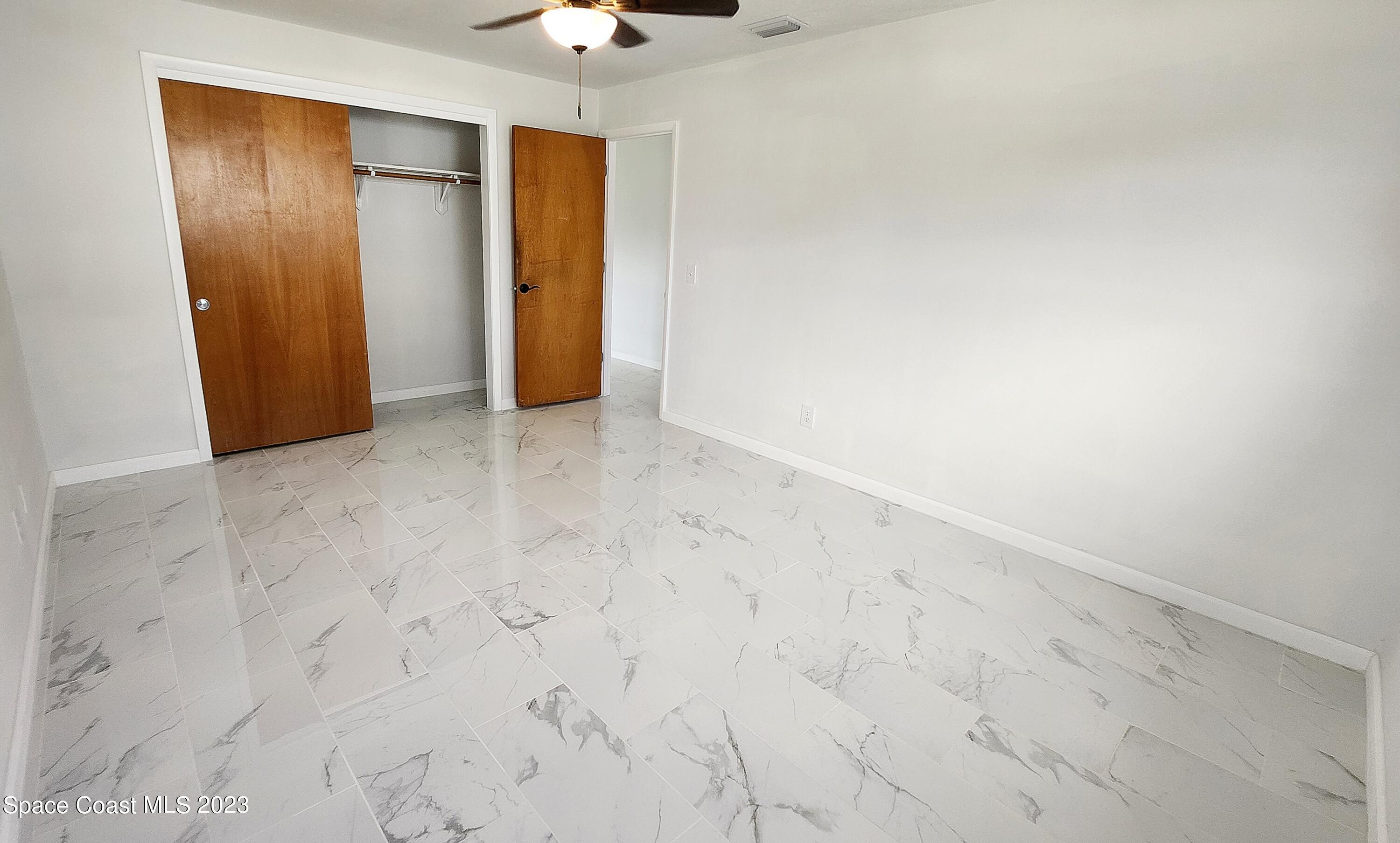 925 Gulfstream Avenue Sebastian, FL 32958 - Photo 10 of 19 an empty room with a bathroom