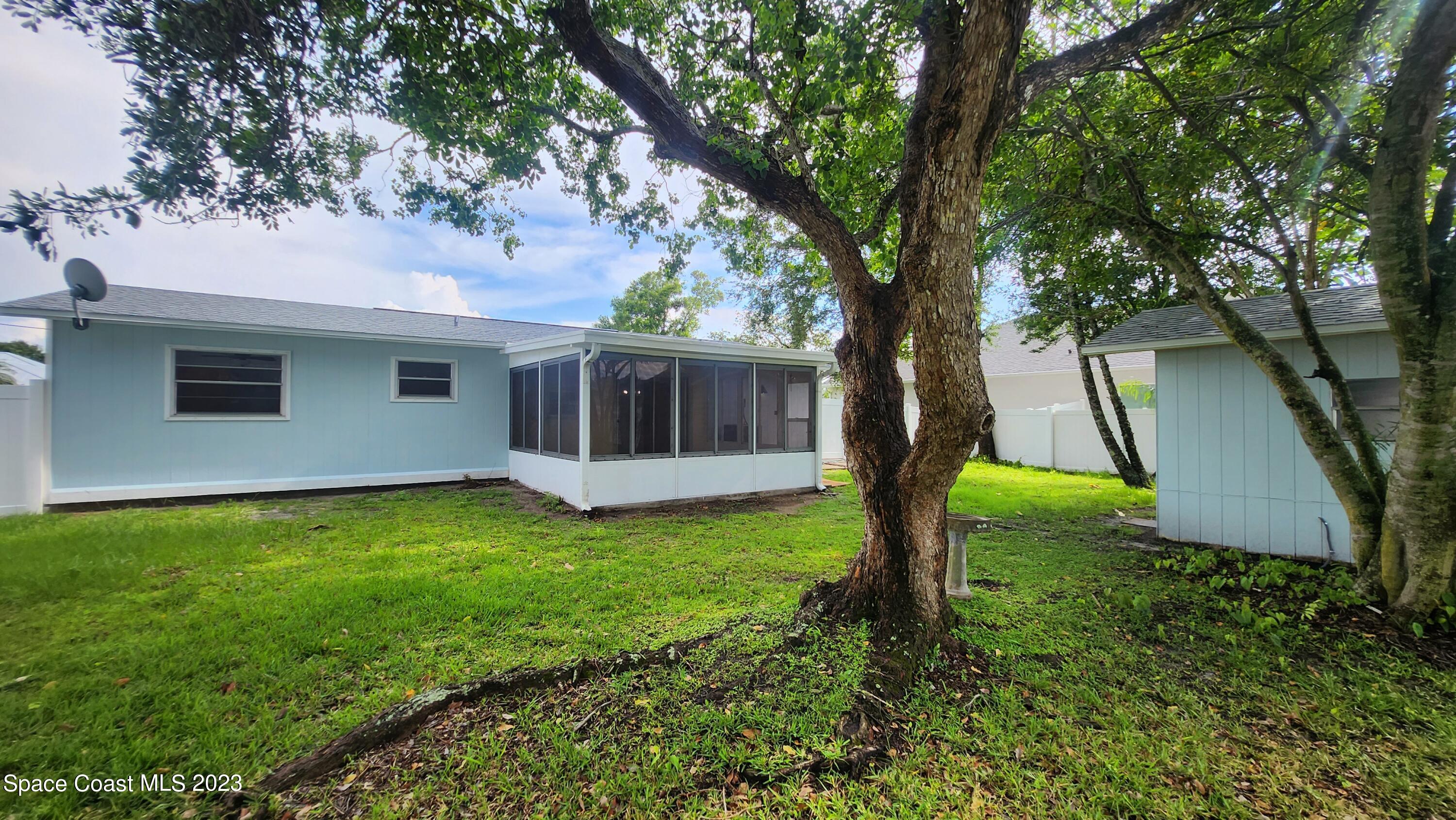 925 Gulfstream Avenue Sebastian, FL 32958 - Photo 18 of 19 a backyard of a house with lots of green space