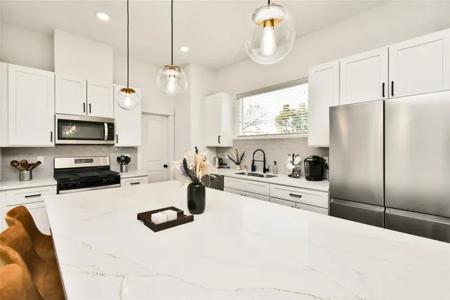 $3,300 | 208 North York Street, Unit B, Houston, TX 77003