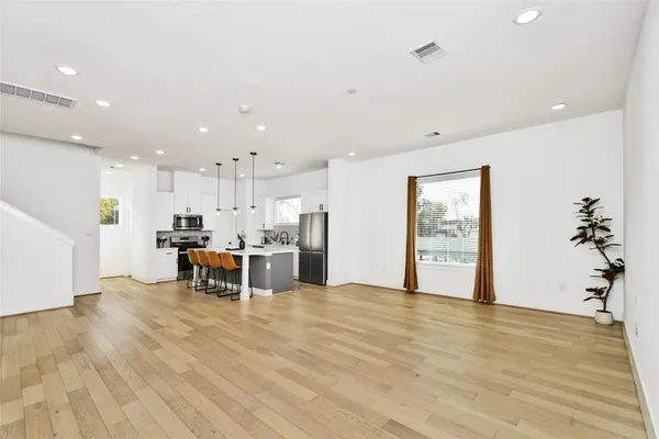 $3,300 | 208 North York Street, Unit B, Houston, TX 77003