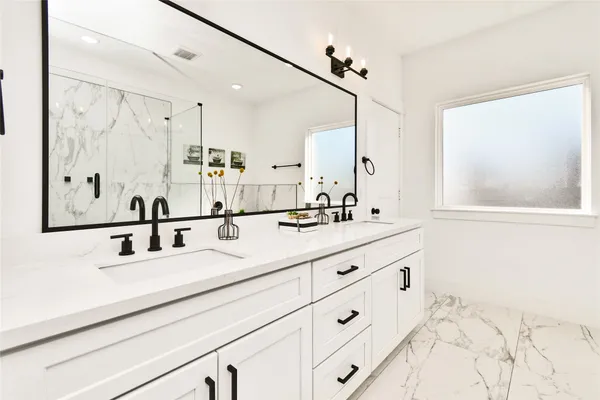 $3,300 | 208 North York Street, Unit B, Houston, TX 77003