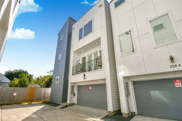 $3,300 | 208 North York Street, Unit B, Houston, TX 77003