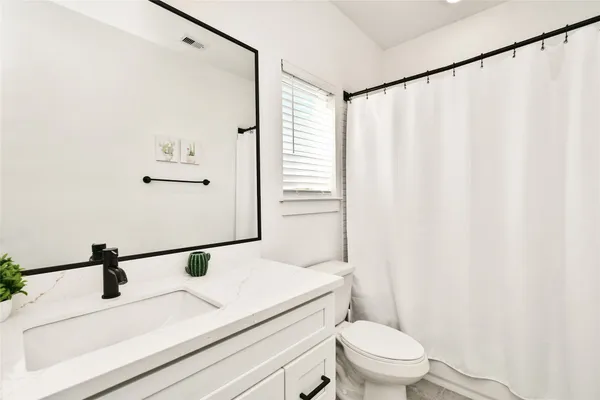 $3,300 | 208 North York Street, Unit B, Houston, TX 77003