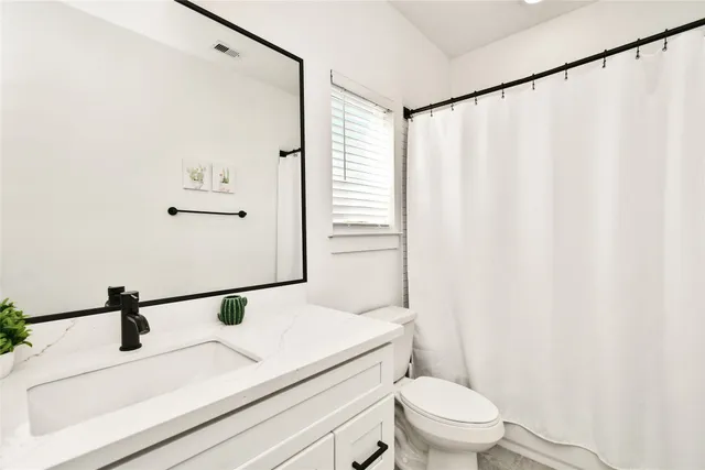 $3,300 | 208 North York Street, Unit B, Houston, TX 77003