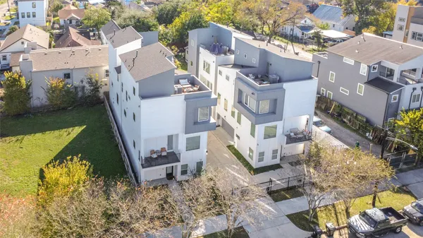 $3,300 | 208 North York Street, Unit B, Houston, TX 77003