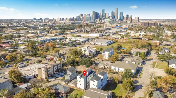 $3,300 | 208 North York Street, Unit B, Houston, TX 77003