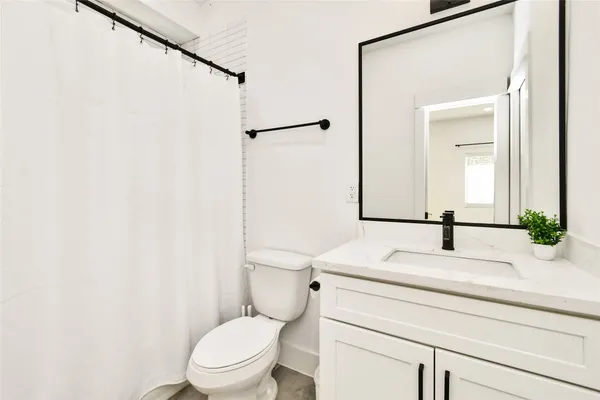 $3,300 | 208 North York Street, Unit B, Houston, TX 77003