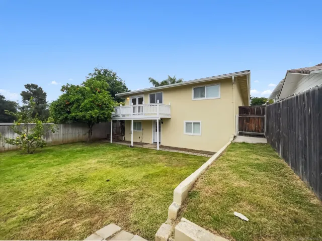 a view of a house with backyard