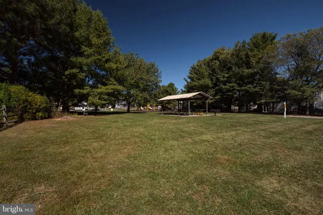 a view of a house with backyard and trees