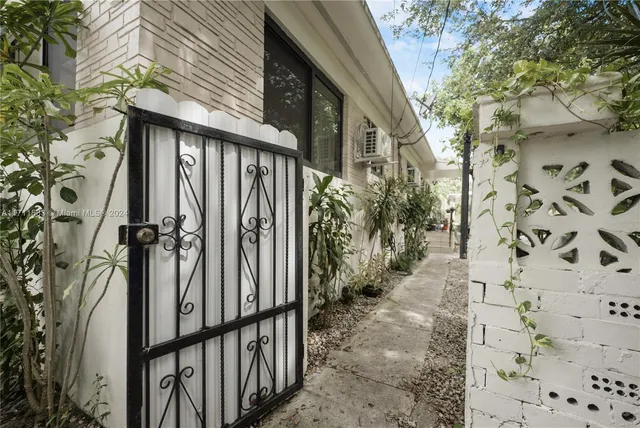 a view of a yard with a house