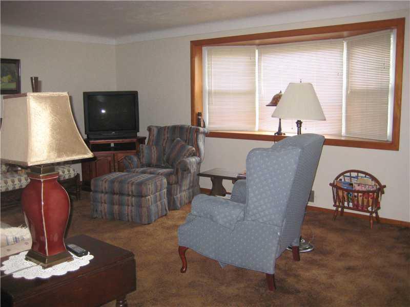 11385 McKee Road North Huntingdon, PA 15642 - Photo 3 of 17 Living Room.