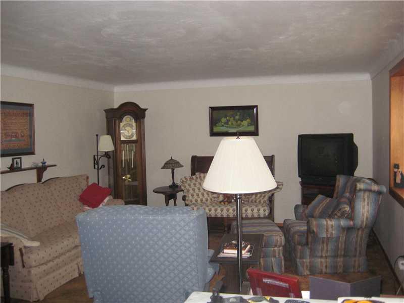 11385 McKee Road North Huntingdon, PA 15642 - Photo 5 of 17 Living Room.