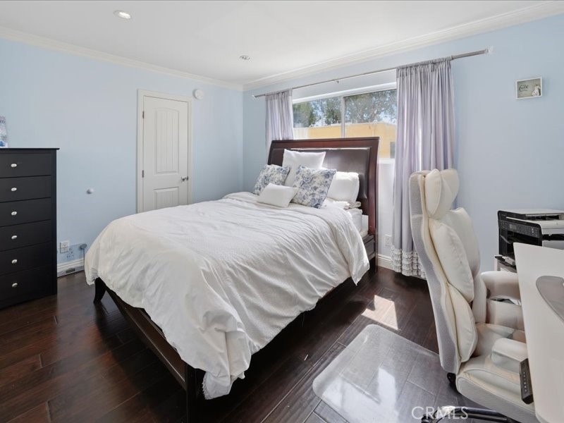 9735 Vía Roma Burbank, CA 91504 - Photo 20 of 36
