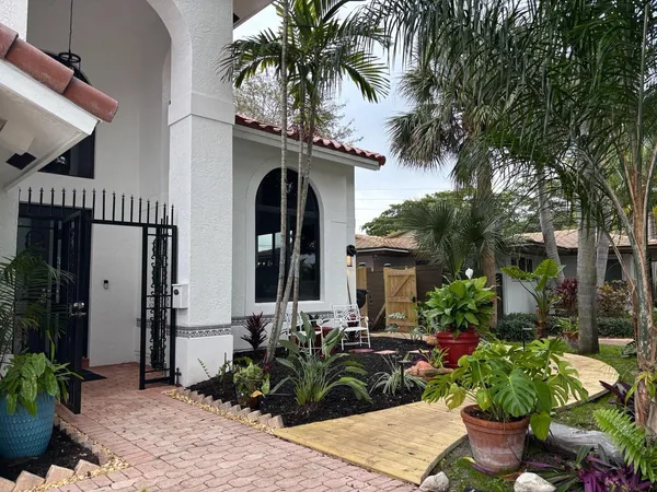 $1,700 | 307 North Highland Drive, Hollywood, FL 33021
