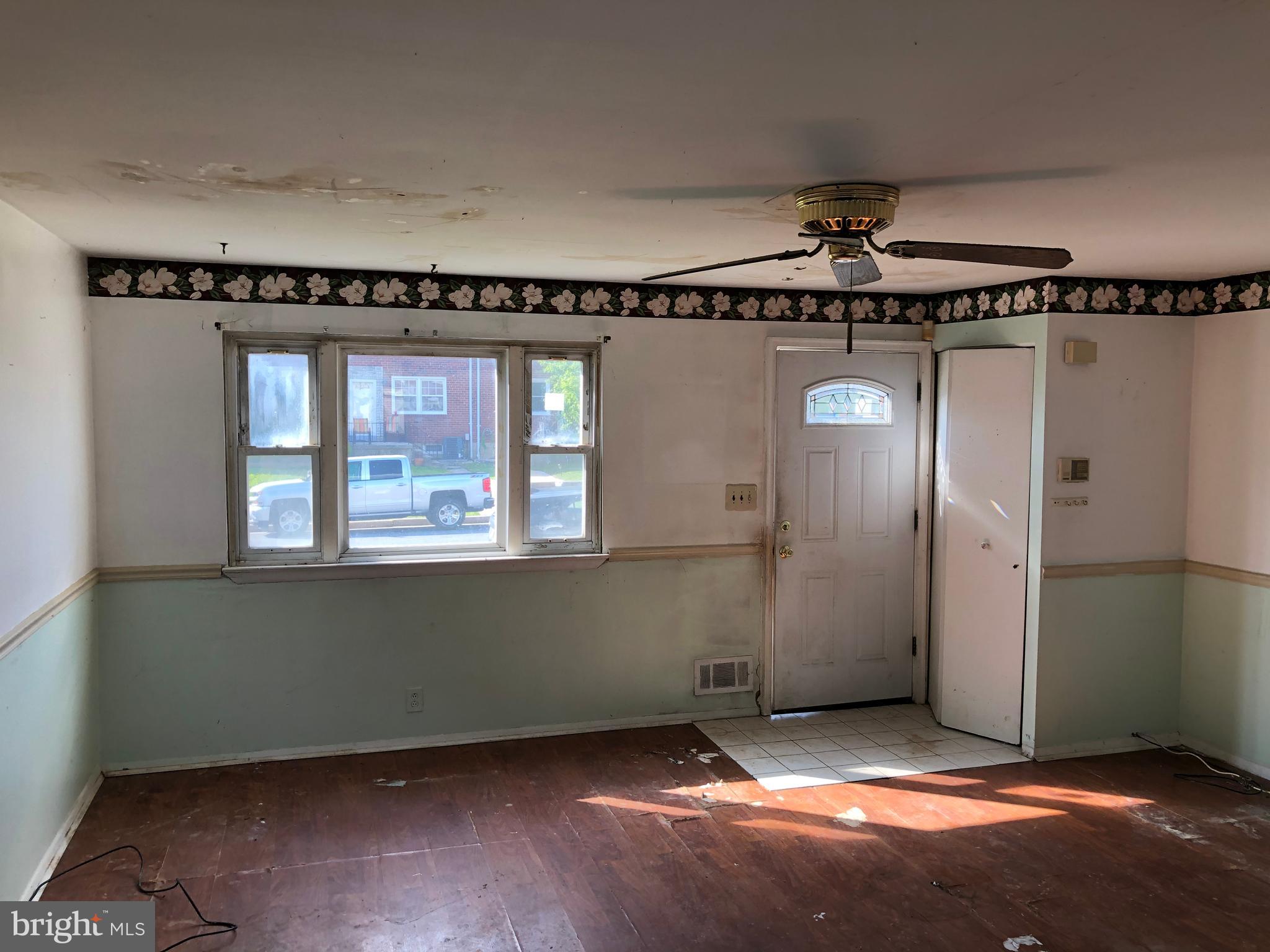 2106 Southorn Road Baltimore, MD 21220 - Photo 4 of 17 Living Room