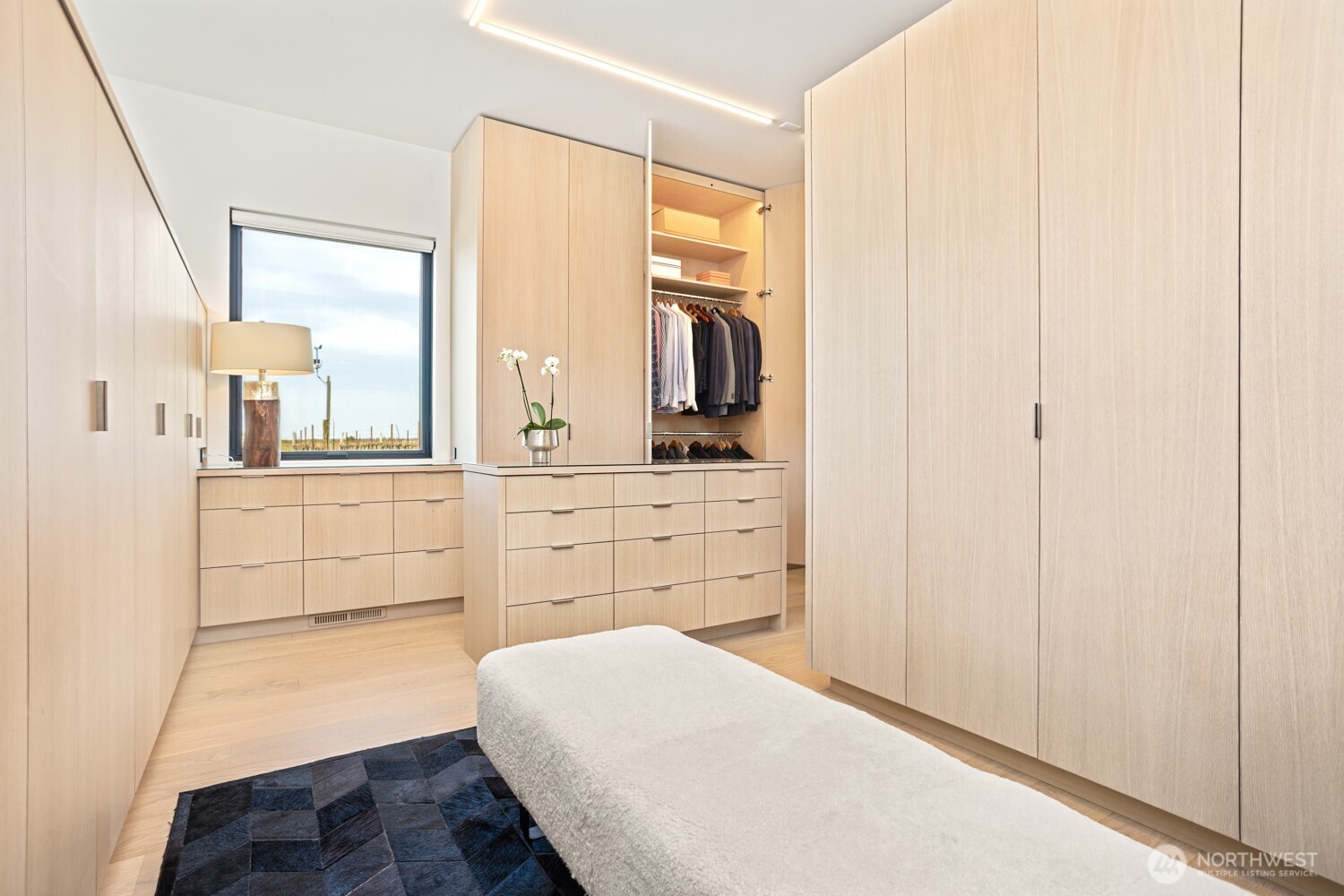 1721-j B J B George Road Walla Walla, WA 99362 - Photo 26 of 40 a bedroom with a bed and a dresser