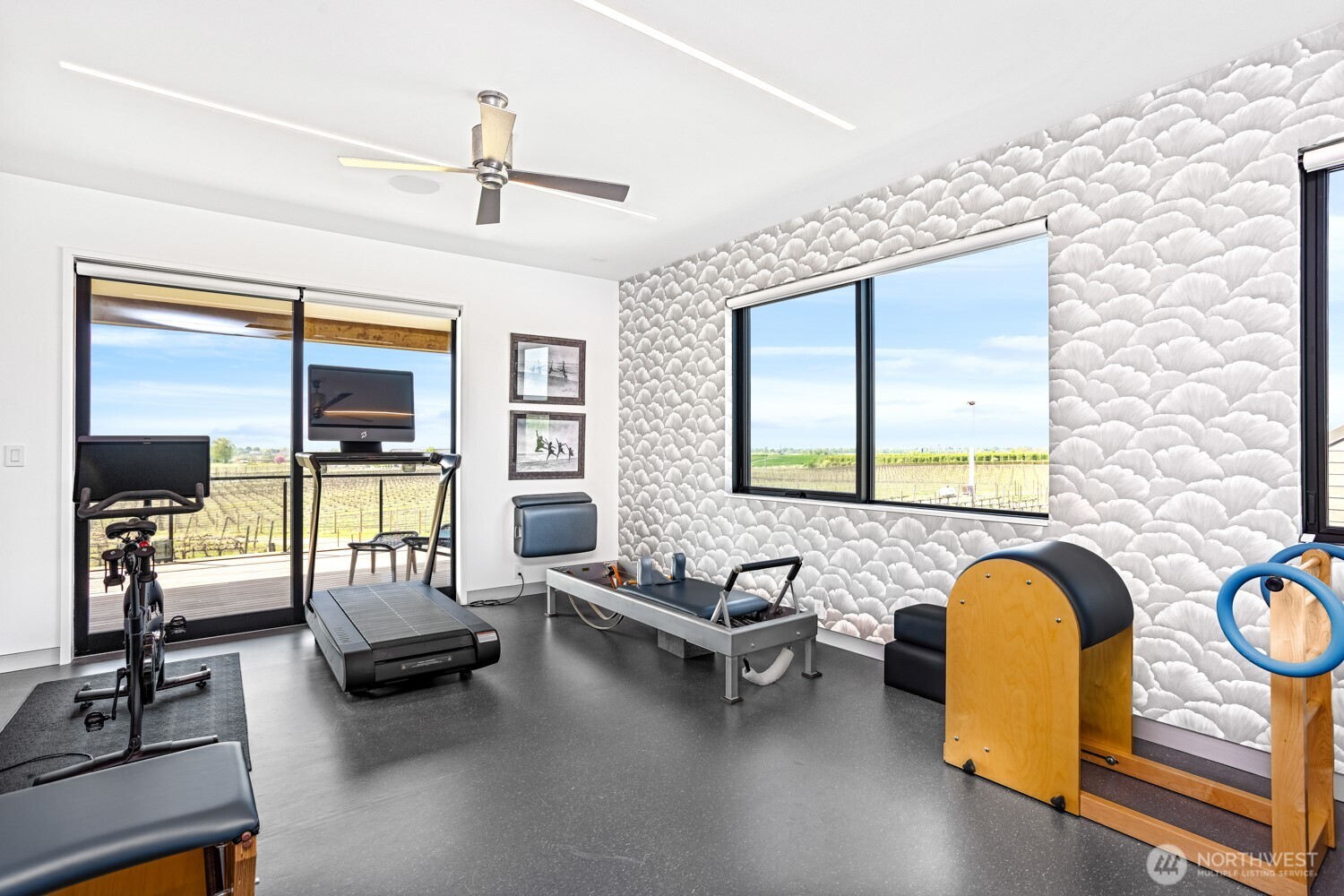 1721-j B J B George Road Walla Walla, WA 99362 - Photo 35 of 40 a living room with furniture and entry gate