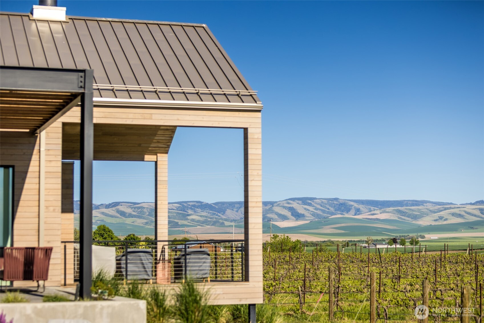 1721-j B J B George Road Walla Walla, WA 99362 - Photo 8 of 40 a view of a balcony with table and chairs