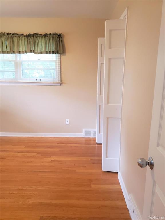 28411 Ridgebrook Road Farmington Hills, MI 48334 - Photo 17 of 35