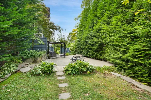 a view of yard with green space