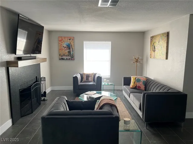 $2,700 | 1001 Griffith Avenue, Las Vegas, NV 89104