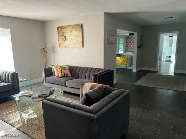 $2,700 | 1001 Griffith Avenue, Las Vegas, NV 89104