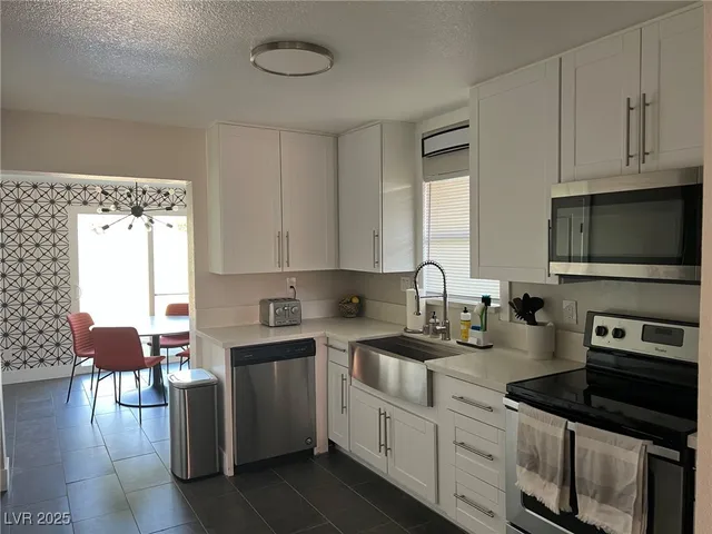 $2,700 | 1001 Griffith Avenue, Las Vegas, NV 89104