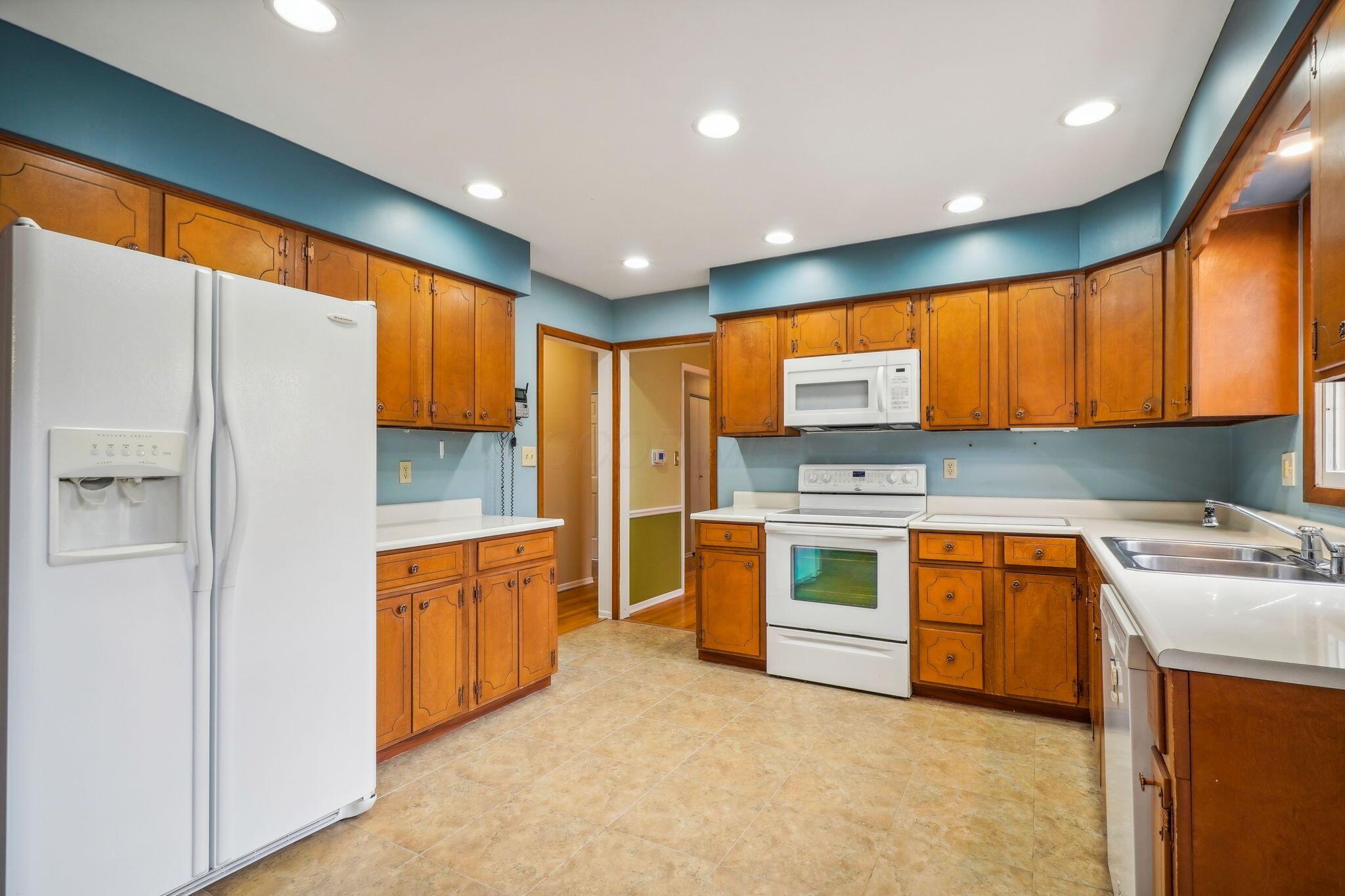 929 Old Farm Road Columbus, OH 43213 - Photo 5 of 20 Kitchen