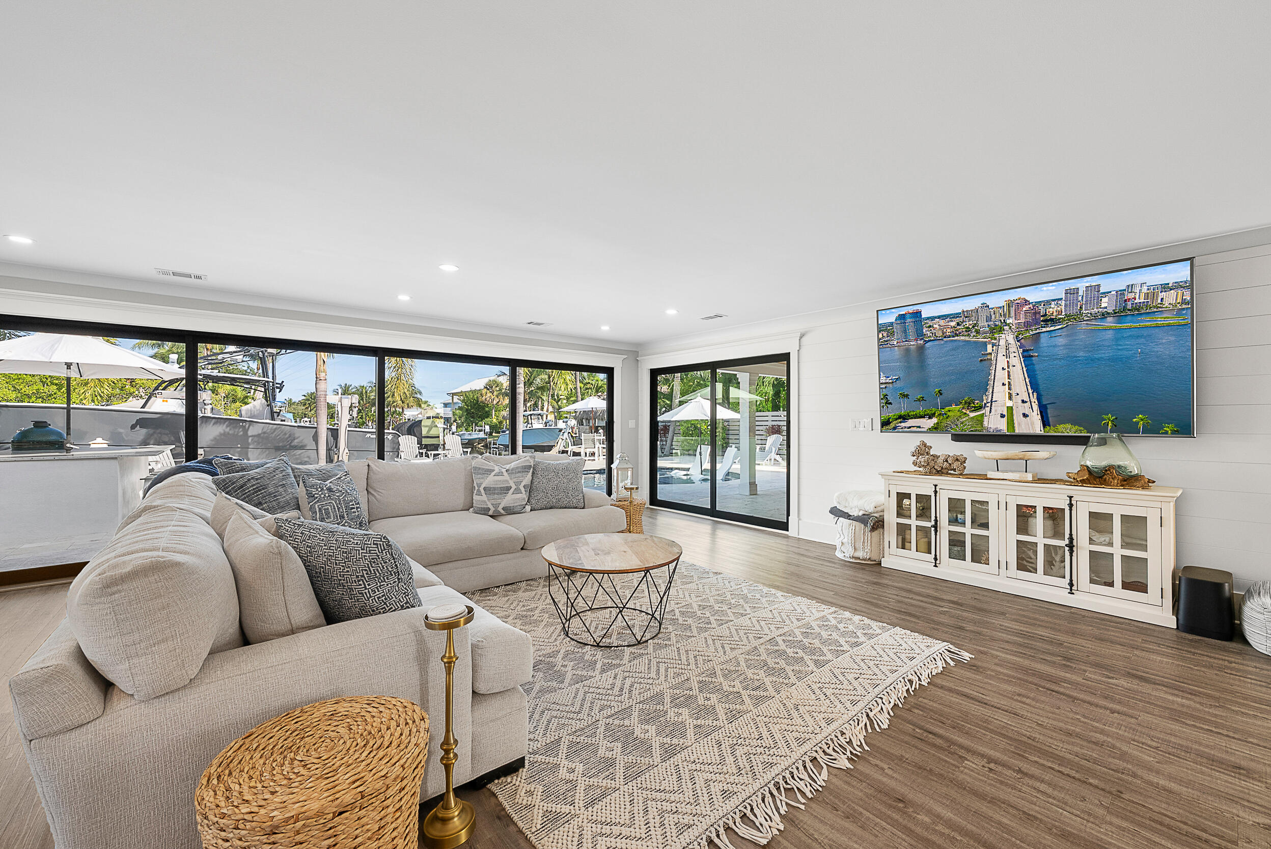 355 Center Street Jupiter, FL 33458 - Photo 5 of 26 Living Room