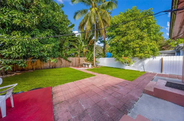 a view of an outdoor space