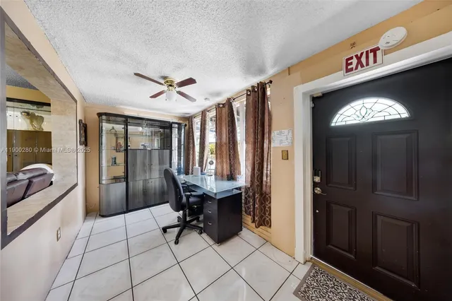 a view of a livingroom with furniture and a ceiling fan