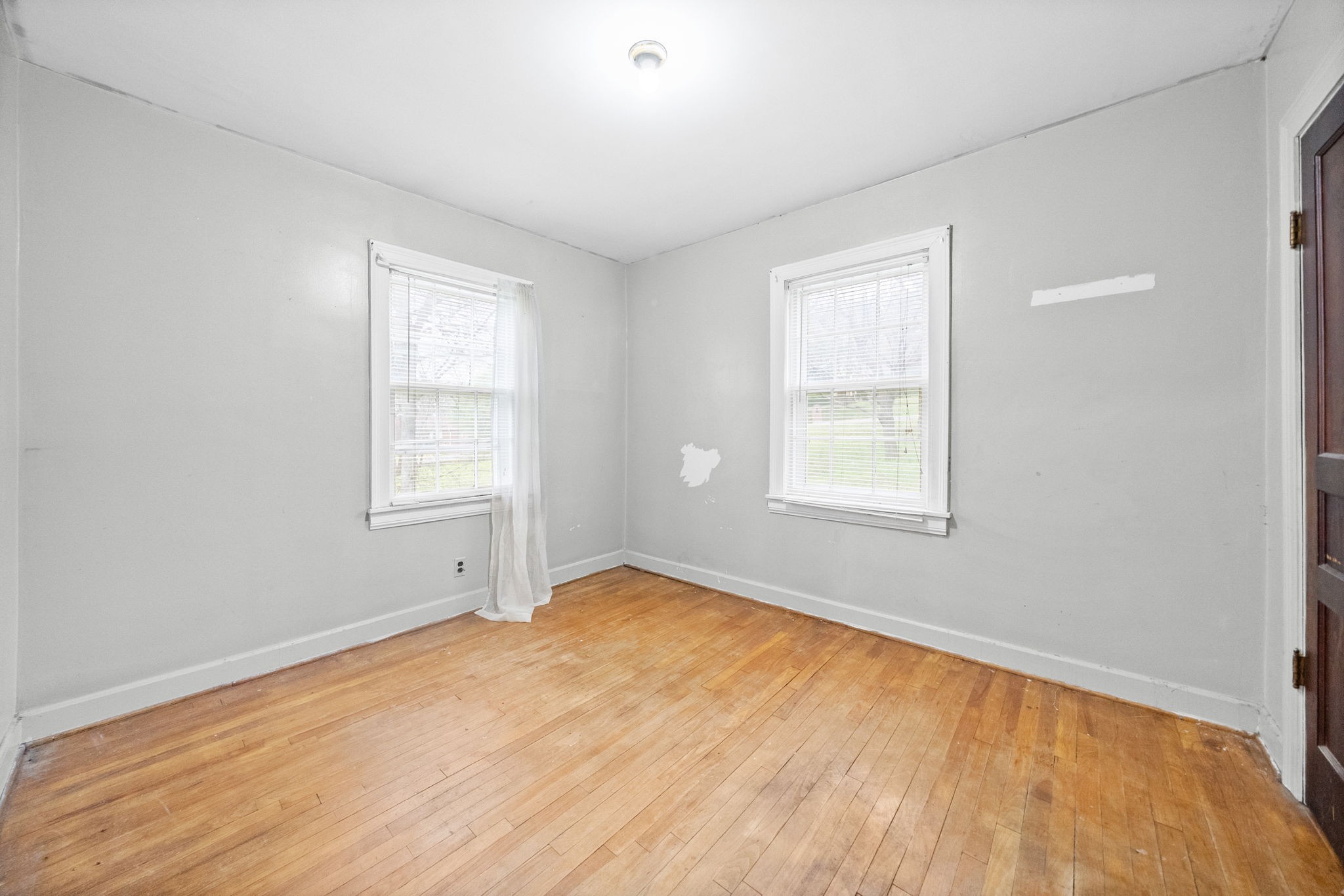 210 Cliffdale Road Nashville, TN 37214 - Photo 18 of 38 an empty room with a window
