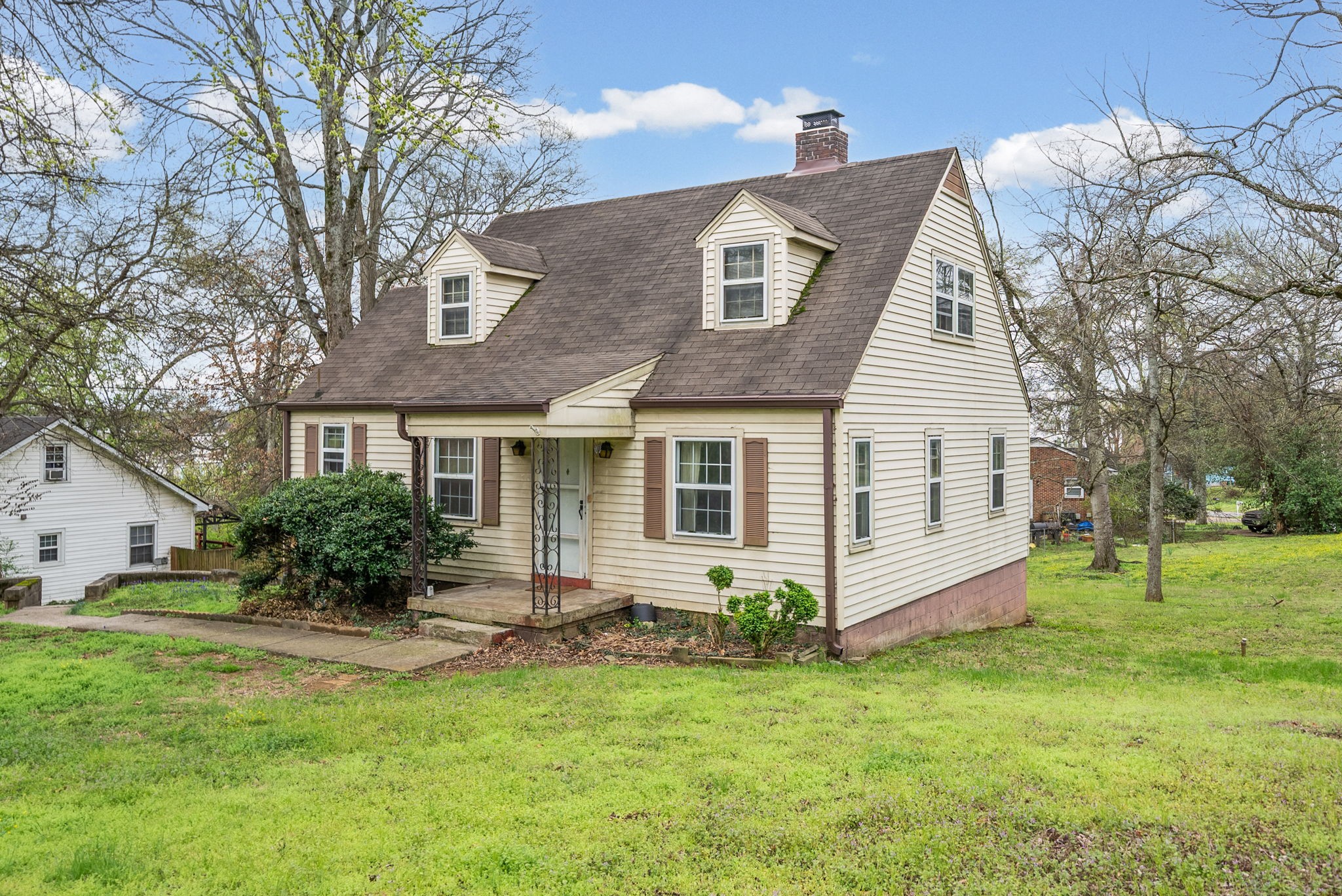 210 Cliffdale Road Nashville, TN 37214 - Photo 4 of 38 a front view of house with yard and green space