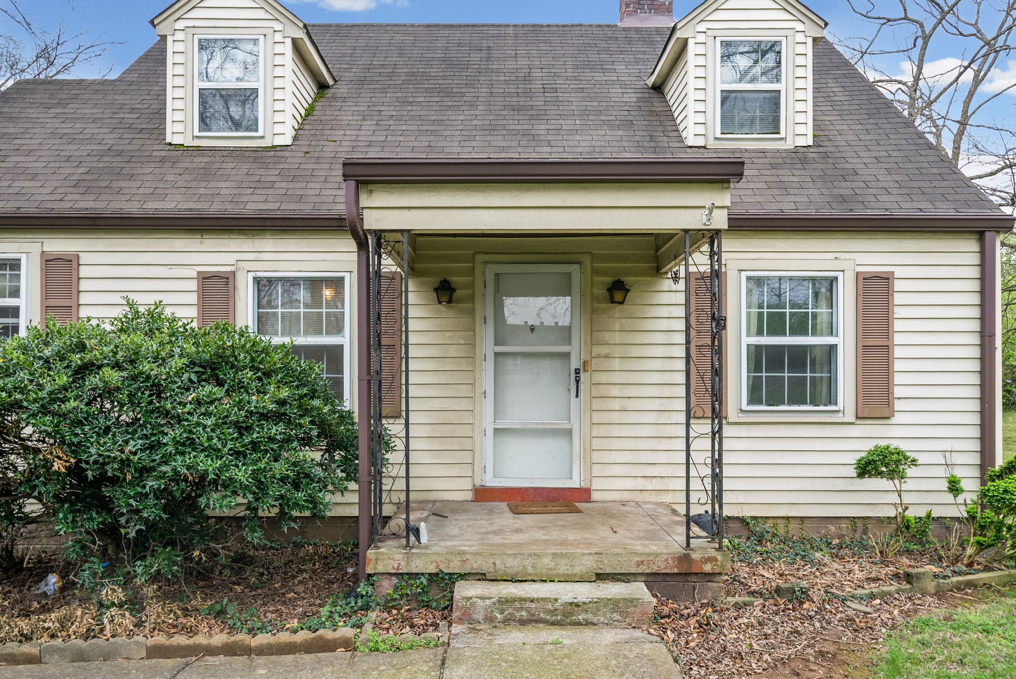 210 Cliffdale Road Nashville, TN 37214 - Photo 5 of 38 a front view of a house
