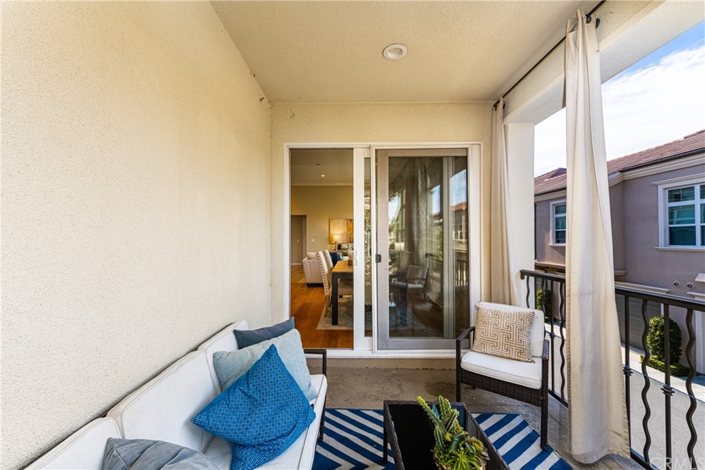 97 Mayfair Irvine, CA 92620 - Photo 22 of 42 a living room with furniture and a potted plant