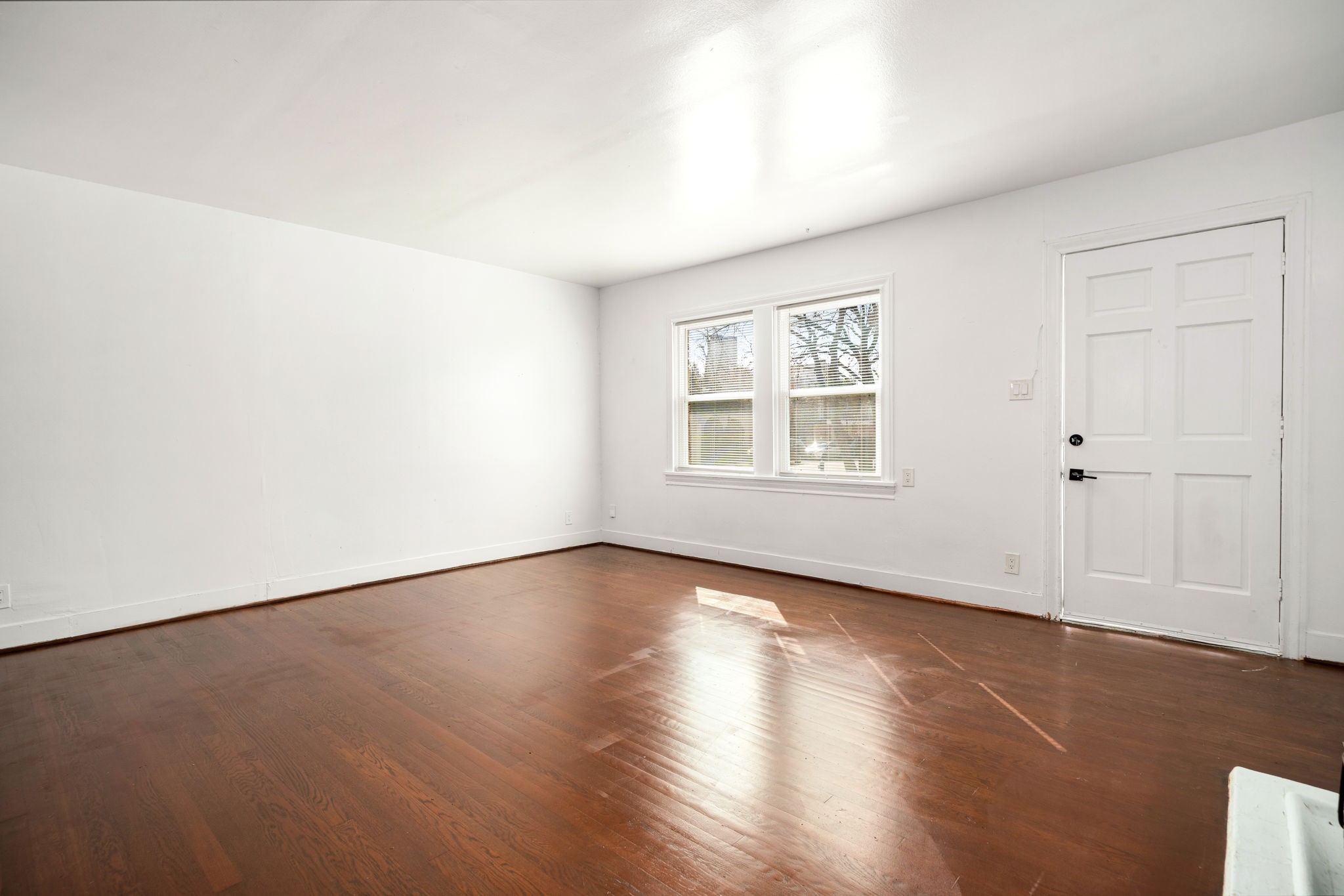 1202 Barkdull Street Houston, TX 77006 - Photo 3 of 48 an empty room with wooden floor and windows