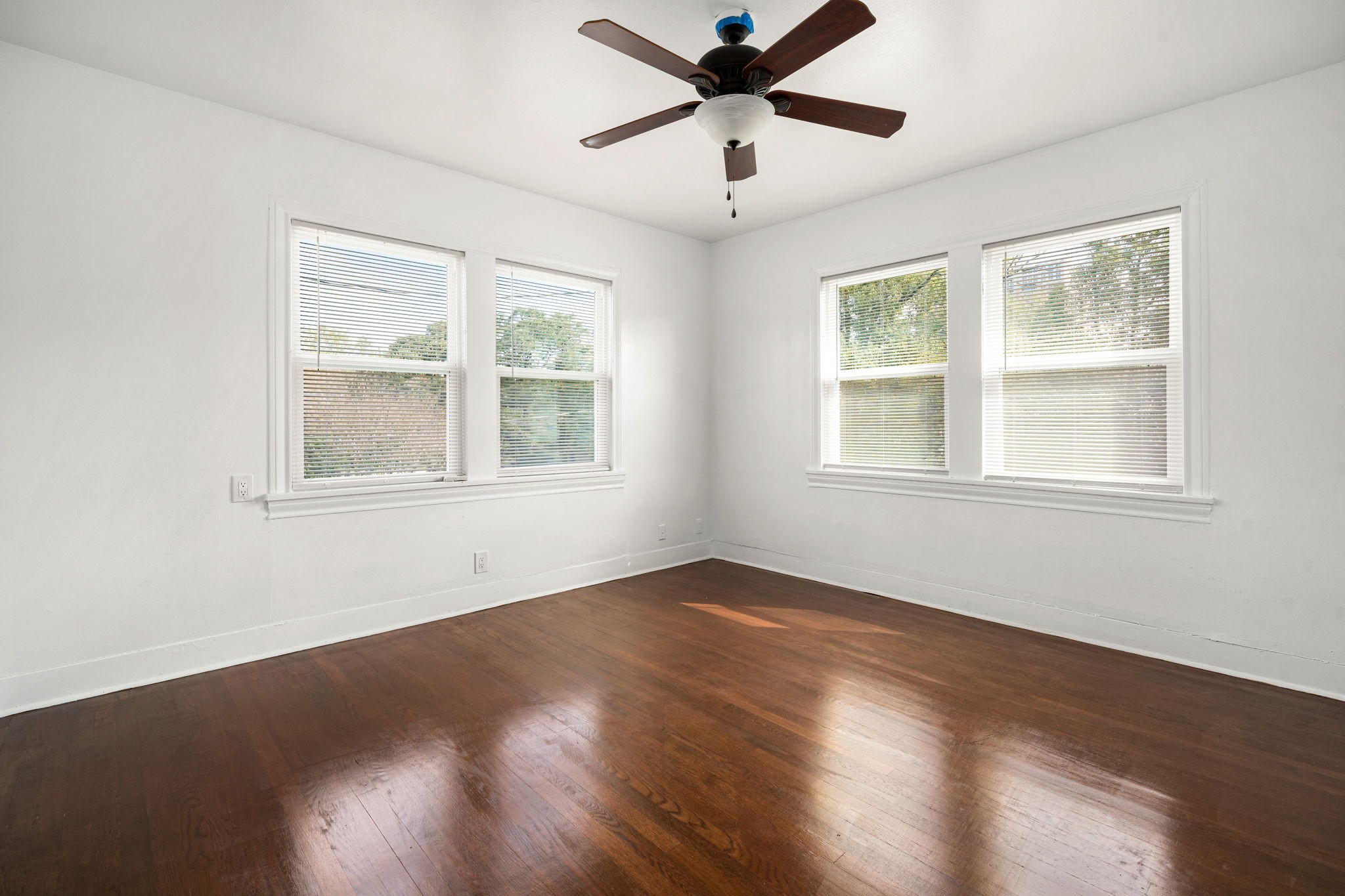 1202 Barkdull Street Houston, TX 77006 - Photo 32 of 48 a view of an empty room with wooden floor and a window