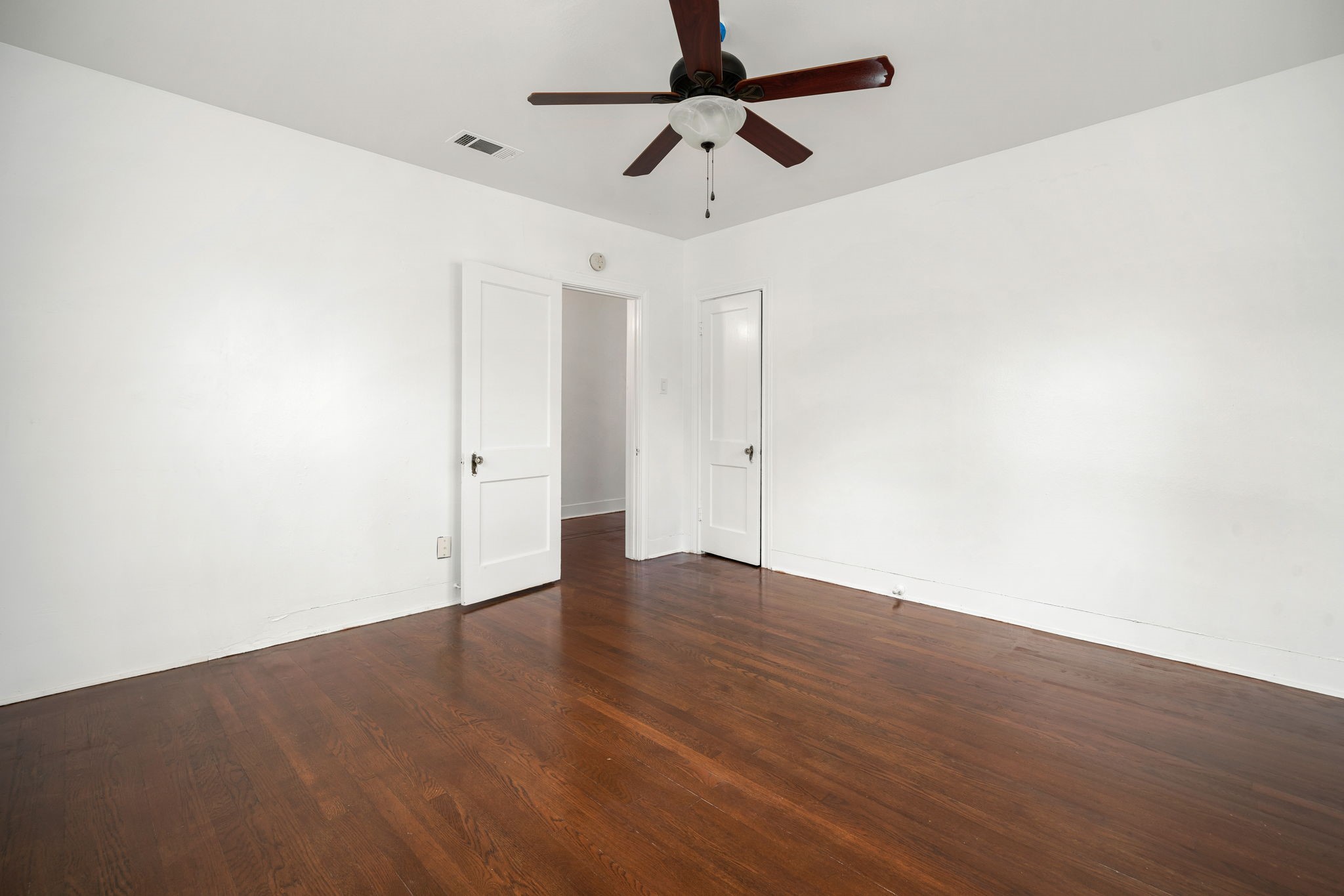 1202 Barkdull Street Houston, TX 77006 - Photo 34 of 48 a view of an empty room with wooden floor