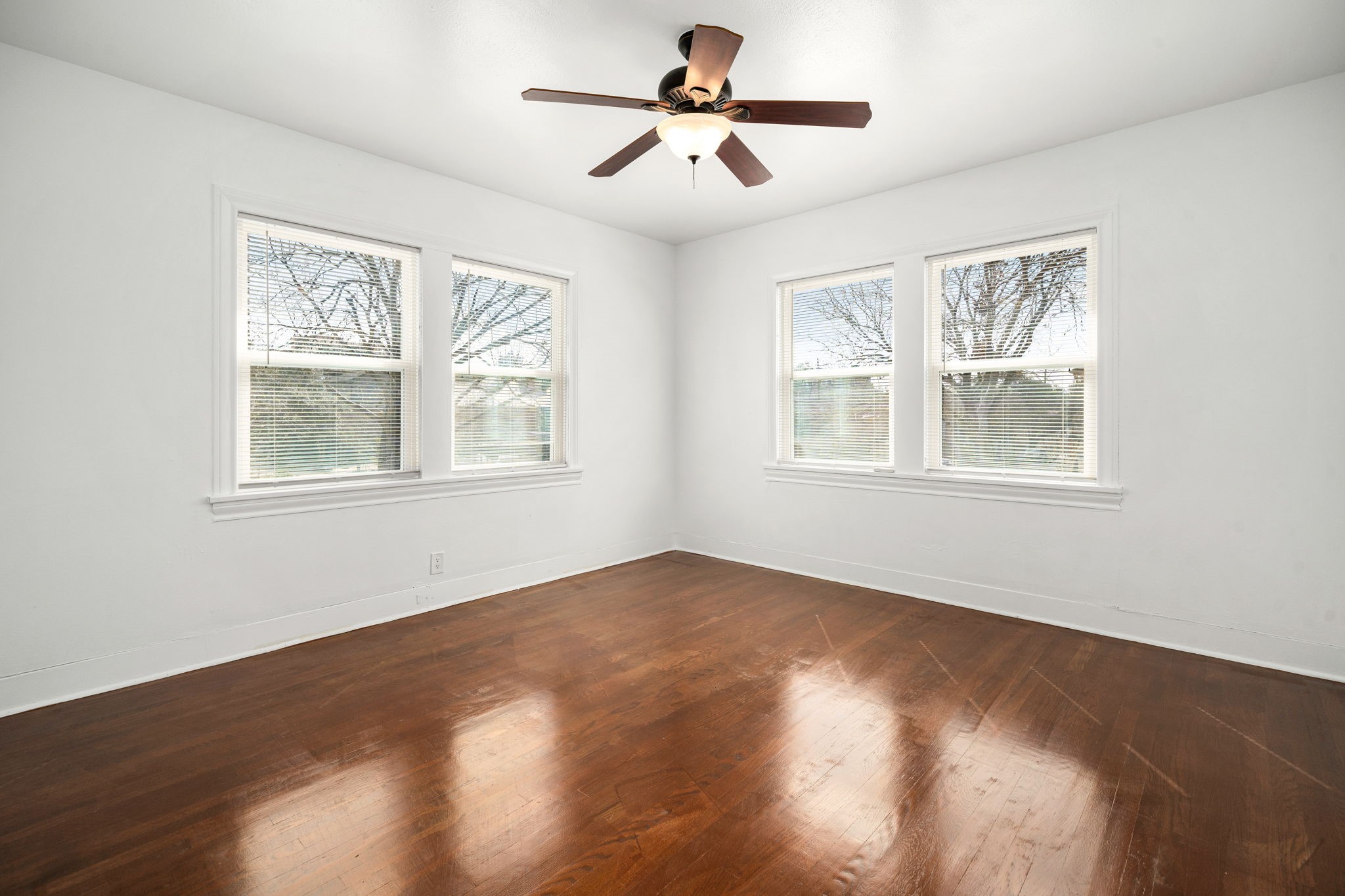 1202 Barkdull Street Houston, TX 77006 - Photo 35 of 48 a view of an empty room with windows