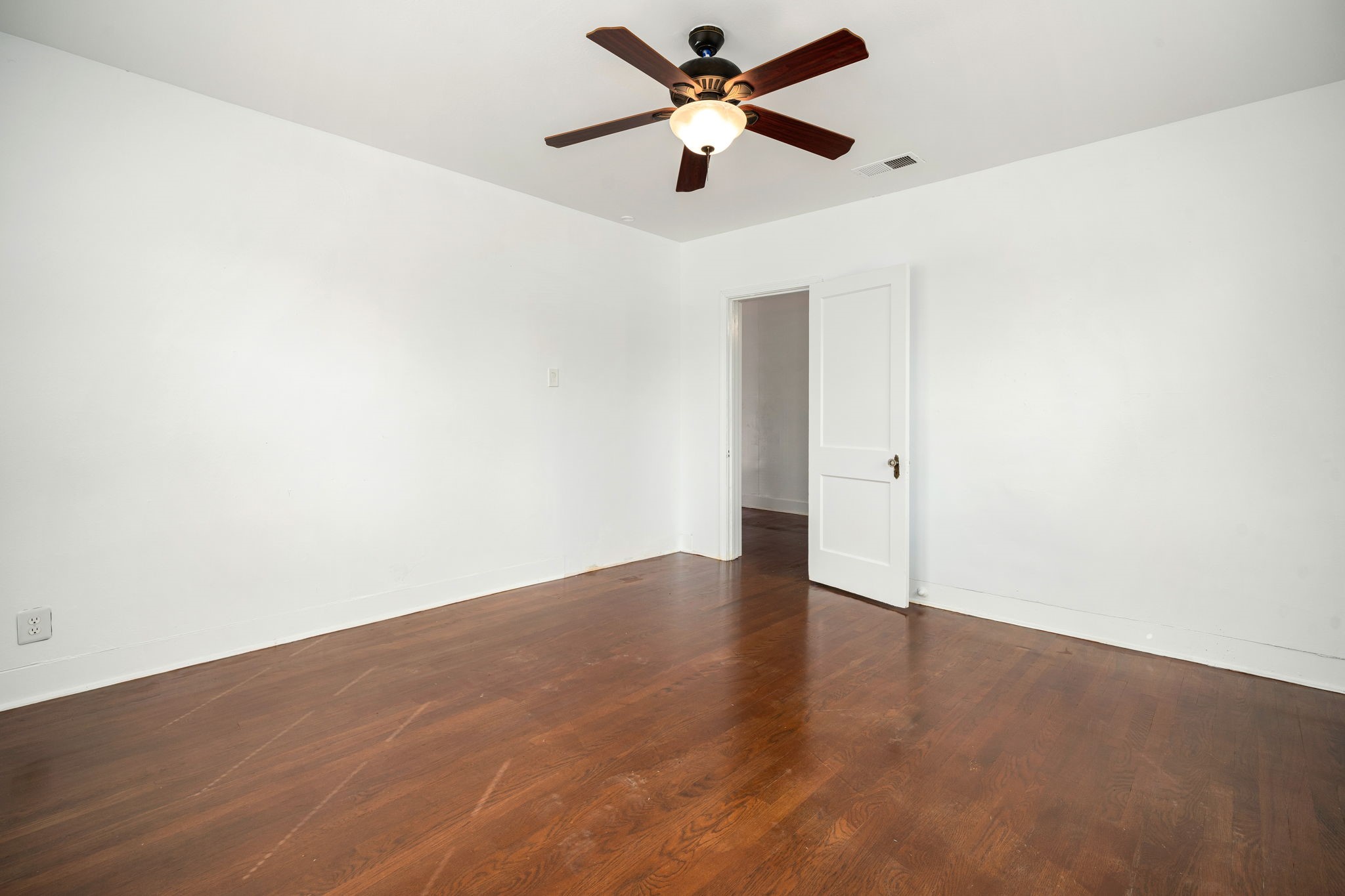 1202 Barkdull Street Houston, TX 77006 - Photo 36 of 48 an empty room with a window and a ceiling fan