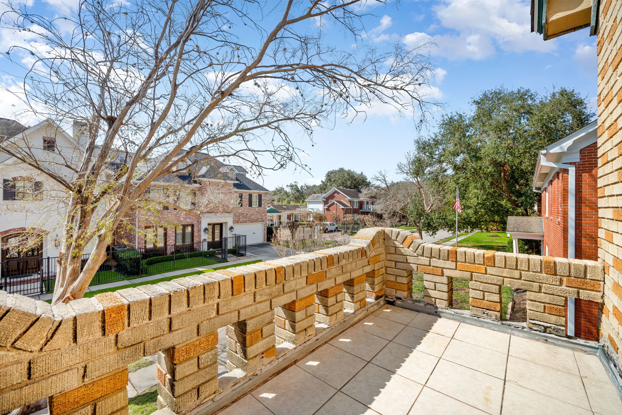 1202 Barkdull Street Houston, TX 77006 - Photo 37 of 48 a view of a large building with wooden fence