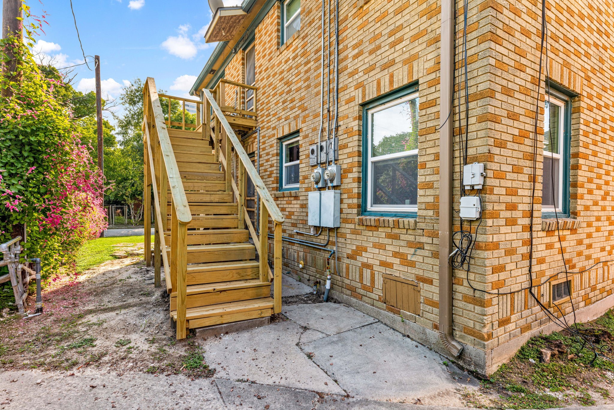 1202 Barkdull Street Houston, TX 77006 - Photo 41 of 48 a view of entryway with a front door