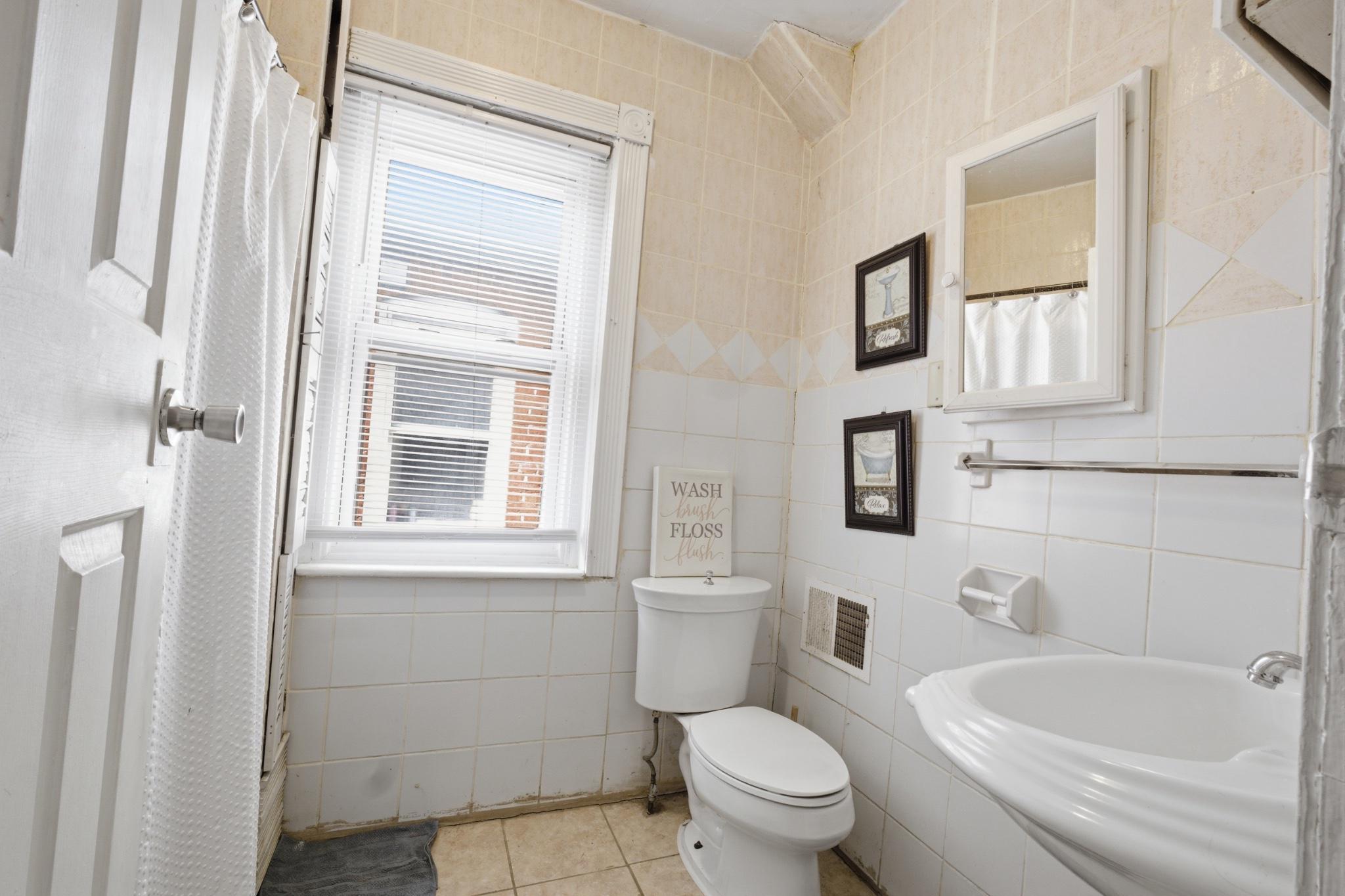 1330 Church Street Reading, PA 19601 - Photo 10 of 16 a bathroom with a toilet a sink and a bath tub