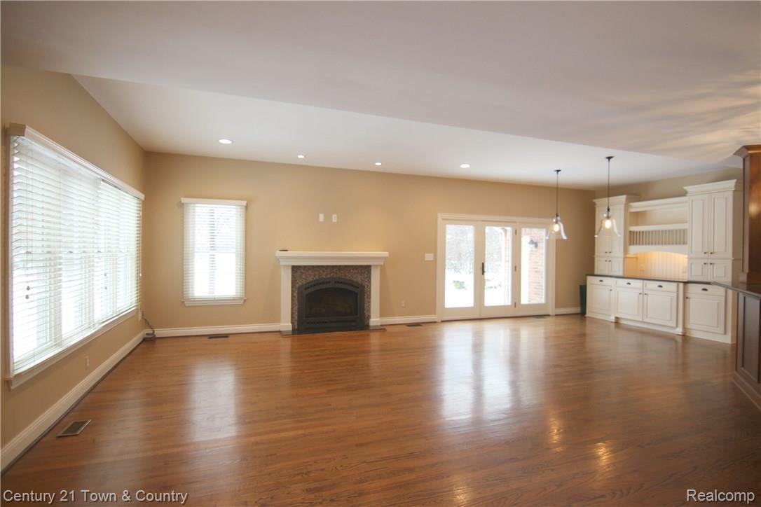 241 Strathmore Road Bloomfield Hills, MI 48304 - Photo 9 of 39 Strathmore Rd Great Room 2.jpg