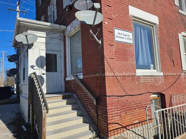 a view of entryway with a front door