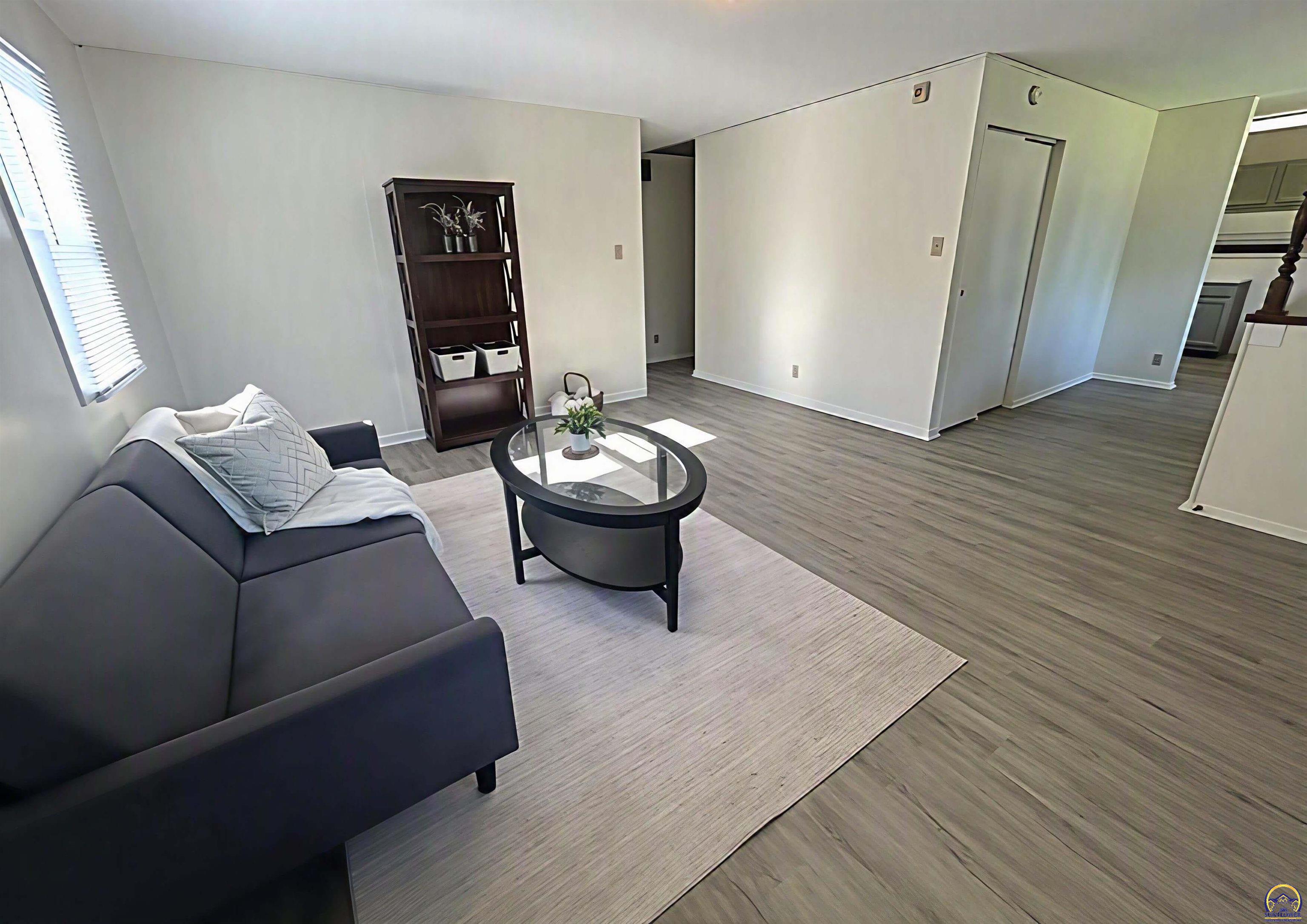 4029 Southwest 28th Terrace Topeka, KS 66614 - Photo 4 of 26