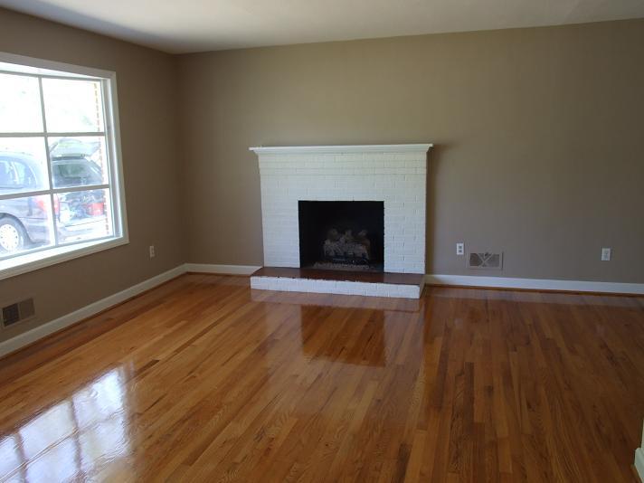 2732 Montvale Road Southwest Roanoke, VA 24015 - Photo 4 of 10 Living room